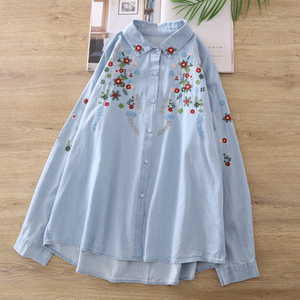 L&eacute;ine Denim m&oacute;rdh&iacute;ola saincheaptha le Br&oacute;idn&eacute;ireacht Floral