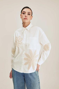 Hersteller von wei&szlig;en Baumwollhemden mit Sonnenblumen-H&auml;kelapplikationen f&uuml;r Damen